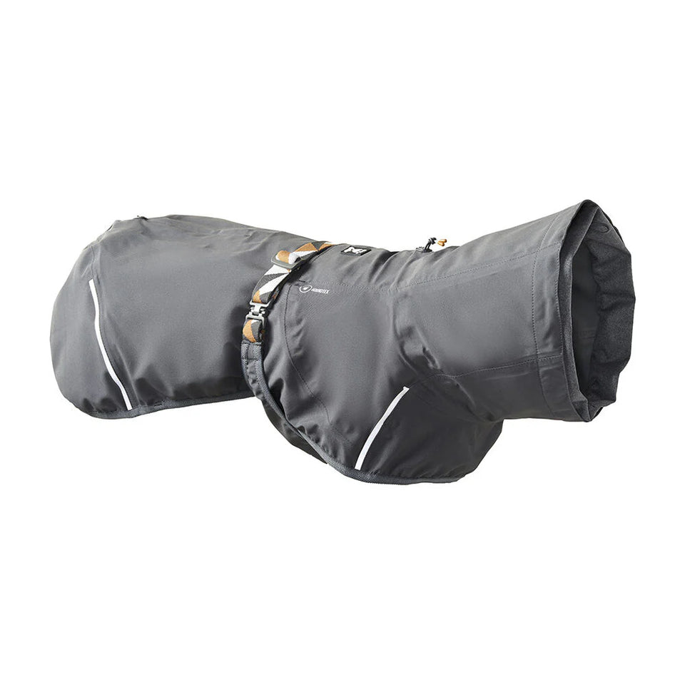 HURTTA MUDVENTURE COAT ECO - Kutya esőkabát
Könnyű, könnyen csomagolható– ez a praktikus, védelmet nyújtó kutyakabát ideális utazásokhoz, valamint szeles, esős vagy saras körülményekhez. 🌦️🐾